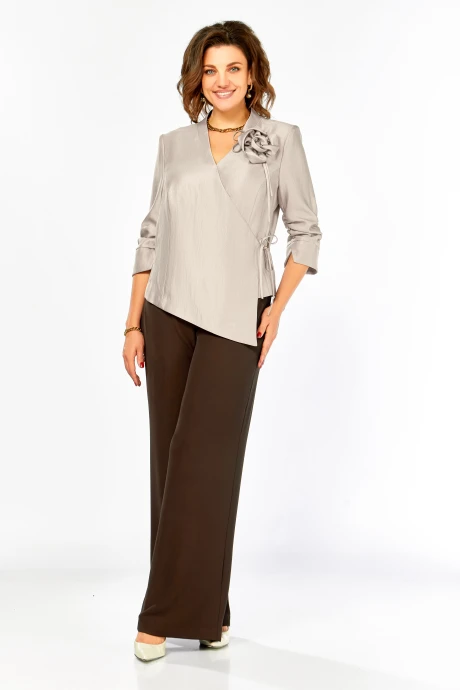 Брючный костюм Ольга Стиль 968 тауп-коричневый двойка #1
