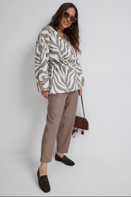 Брючный костюм Магия Моды 2698 коричневый, молочный двойка #1